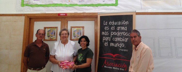 La Asociación Mercedes Medina entrega un lote de libros al CEIP de su mismo nombre