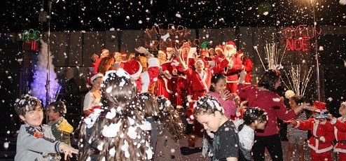 Cientos de Papá Noeles participan en el multitudinario Desfile de Navidad de Puerto del Carmen