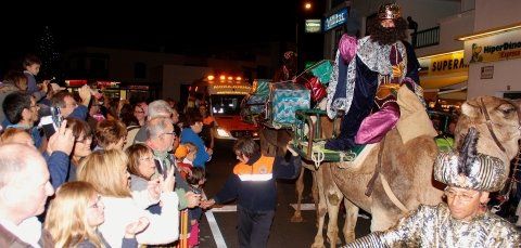 Yaiza y Playa Blanca abarrotan la ruta mágica para aclamar a los Reyes