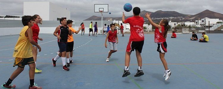 Tías abona el primer pago de la ayuda al transporte a los clubes deportivos