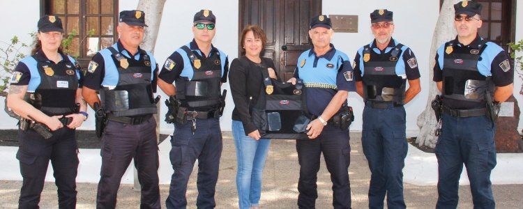 Yaiza adquiere 36 chalecos antibala para los agentes de su Policía Local