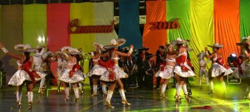 Tías presenta su Carnaval en un acto lleno de música y colorido