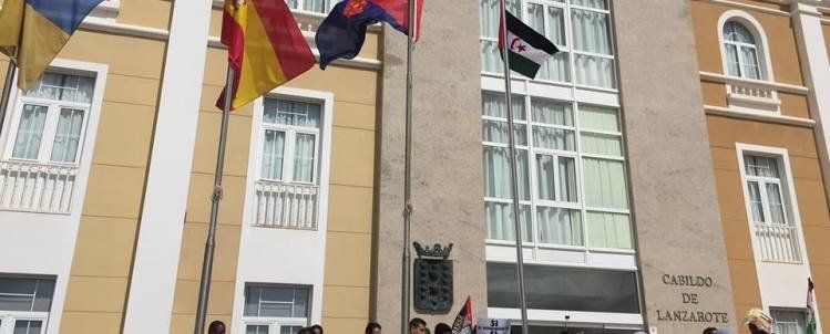 La bandera saharaui ondea este sábado en el Cabildo por el cuarenta aniversario de la RASD