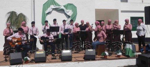 Sevillanas, rebujitos y un gesto solidario en el Día de Andalucía en Playa Honda