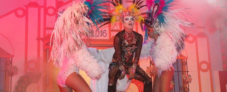 La fantasía drag prende el Carnaval de Playa Blanca