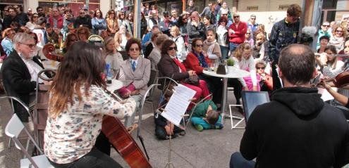 La Plazuela acoge un "improvisado" concierto de la OCL