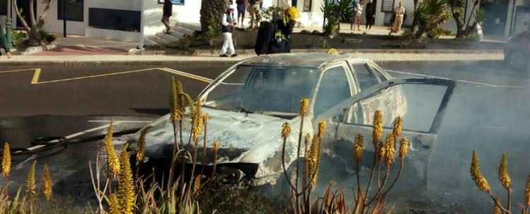 Arde un vehículo en Costa Teguise