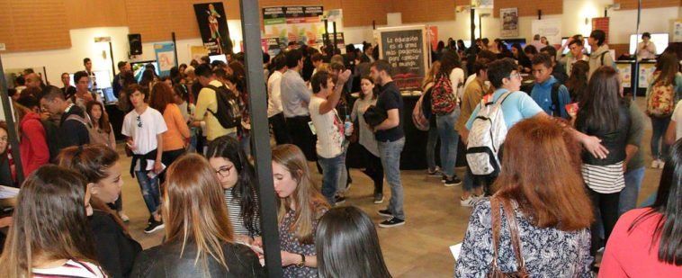 Más de 20 stands informan a los estudiantes sobre su futuro profesional en 'Planéate'