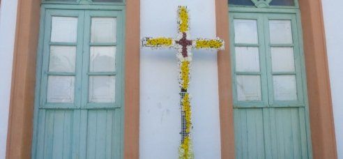 La Villa luce sus cruces enramadas en el Día de la Cruz