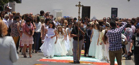 Tías celebra el Corpus Christi con la tradicional Procesión por las alfombras de sal