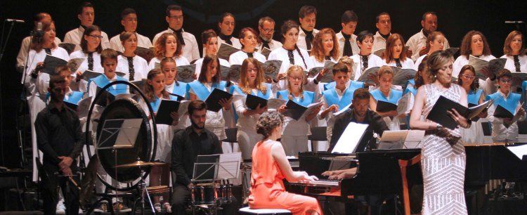 Los alumnos del coro del CIEM cosechan los aplausos del público con su Carmina Burana