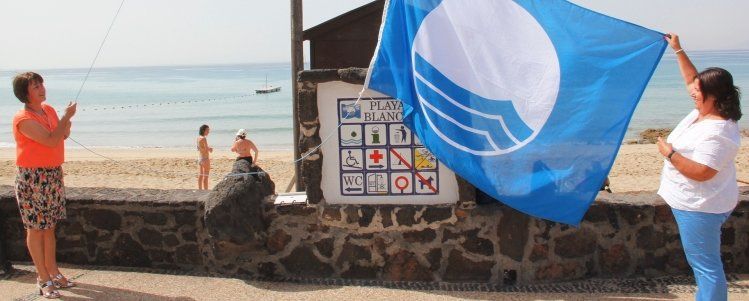 La bandera azul ondea de nuevo en Playa Blanca