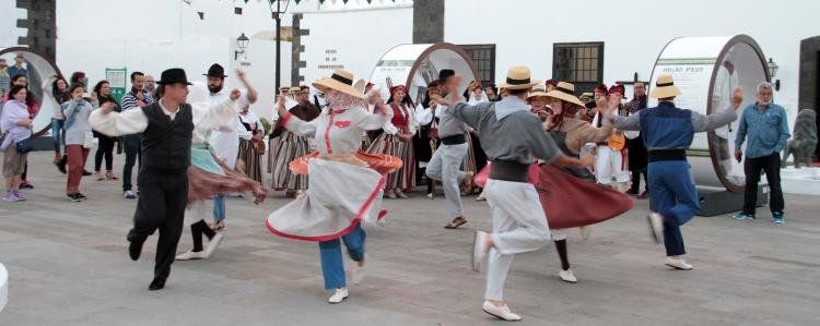 La exposición de vestimenta tradicional 'Hilar fino' llega a La Villa de Teguise