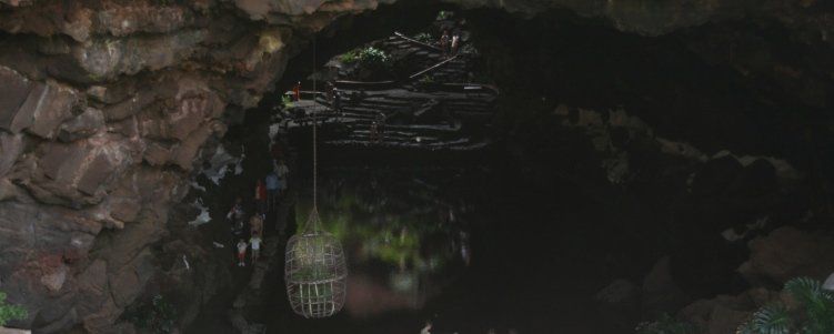 Dos turistas cayeron al agua en Jameos al desprenderse parte de la barandilla junto al lago