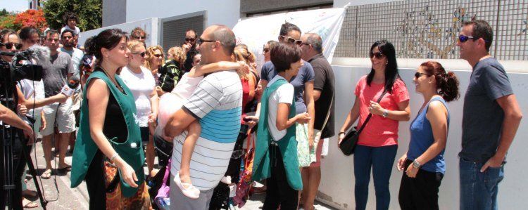 Protesta en la guardería de San Bartolomé para que no se elimine el proyecto Montessori