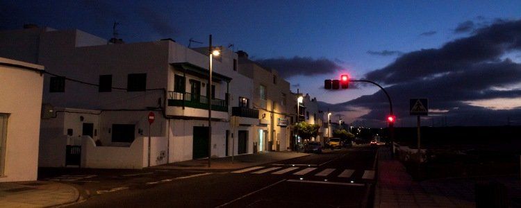 Teguise instala dispositivos reflectantes en pasos de peatones para reducir la siniestralidad