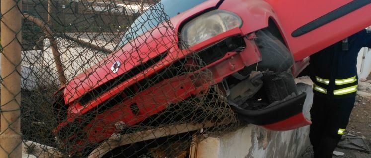 Un coche se sale de la vía y se empotra contra un muro en Arrecife