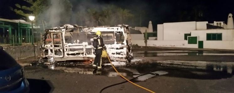 Arde una autocaravana en Playa Blanca