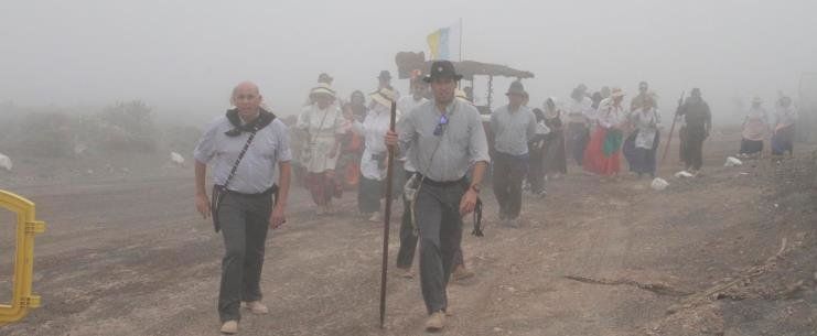 La neblina acompañó a los caminantes en la romería de  Las Nieves