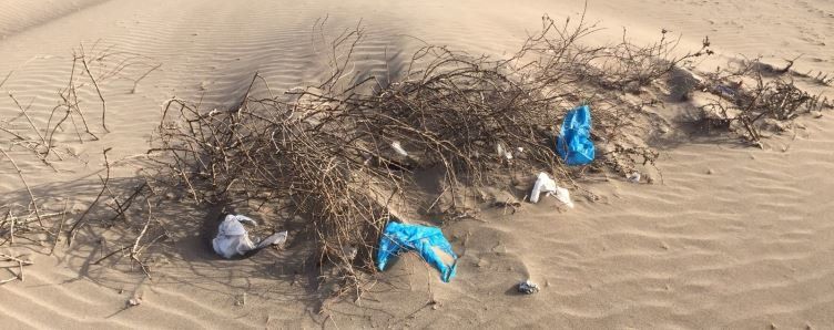 Un lector se queja de la suciedad que hay en las dunas de Famara