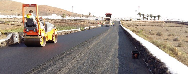 San Bartolomé ultima el reasfaltado del Camino del Cementerio y del aparcamiento del CEIP de Güime