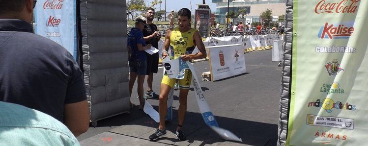 Raúl Lecuona y Dácil Hernández se imponen en el Triatlón Real Club Náutico - Ciudad de Arrecife