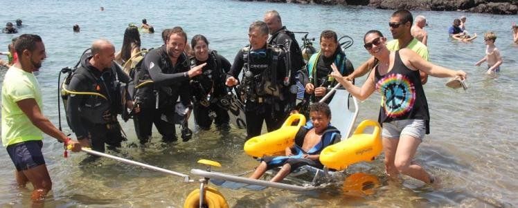 Anthony Fernández realiza su bautismo en submarinismo en Puerto del Carmen