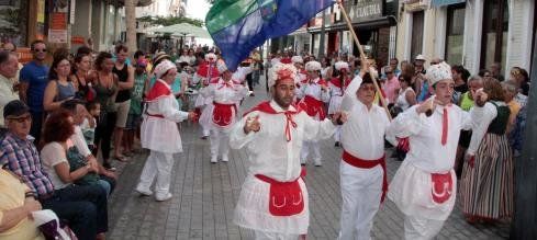 Los grupos participantes en el Festival de Folclore de San Ginés recorren varias calles de Arrecife