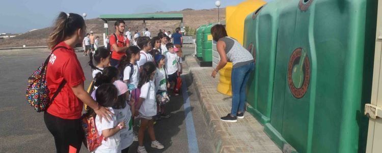 San Bartolomé organizó una visita de 60 escolares a su punto limpio