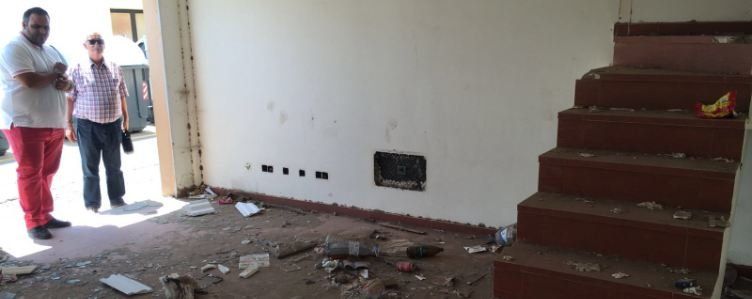 El Ayuntamiento de Arrecife tapia y desratiza un edificio abandonado de Argana Alta