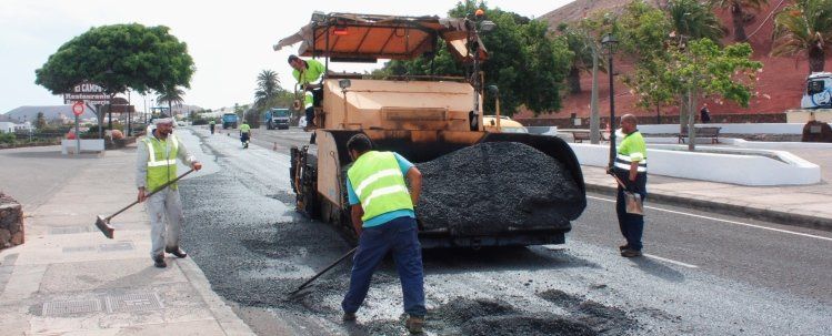 El Ayuntamiento invierte 175.000 euros en reasfaltar calles en Las Breñas, Femés y Yaiza