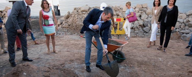 Clavijo pone la primera piedra del colegio de La Destila y pide "disculpas" por el retraso