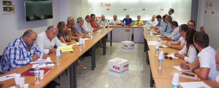 El PSOE acepta negociar con CC en la mesa del pacto para salvar la alianza regional