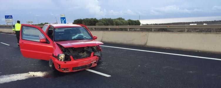 Herida leve tras chocar con su coche cerca de la Machacadora de Tías