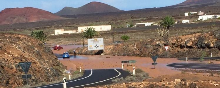 Una tromba de agua inunda la carretera de La Hoya