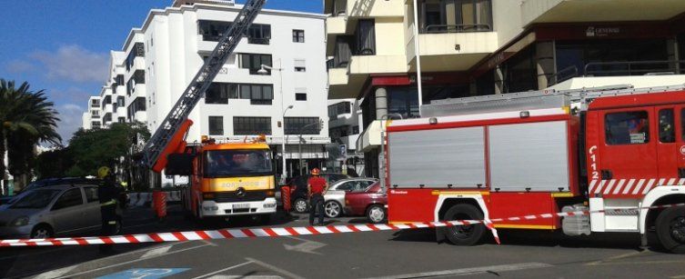 La caída de cascotes de un edificio en Arrecife obliga a acordonar una calle