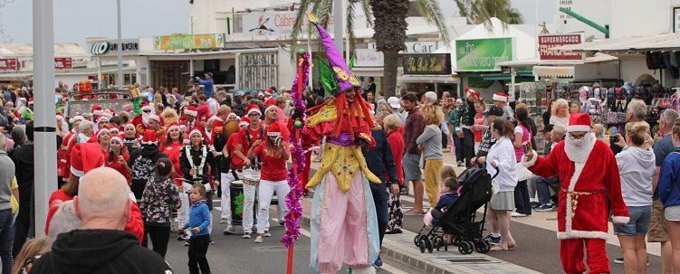 Un Gran Desfile de Papá Noeles recorrió la Avenida de las Playas de Puerto del Carmen