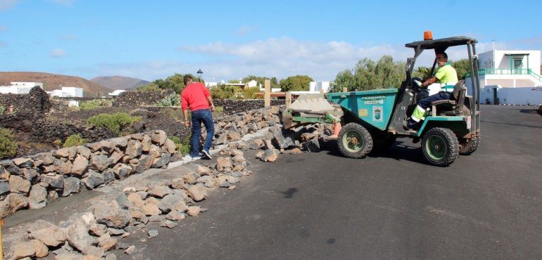 El Ayuntamiento de Yaiza realiza obras en la calle Tremesana para "mejorar la seguridad vial"