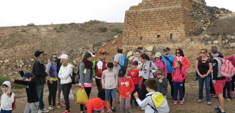 El primer sendero de las 'Rutas en familia' muestra la historia de la cal y el agua en Arrecife