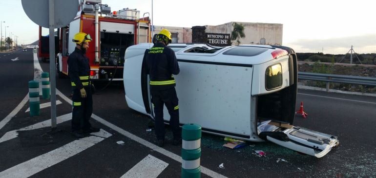 Herida leve tras chocar con su coche contra un camión y volcar en la rotonda de Tahíche