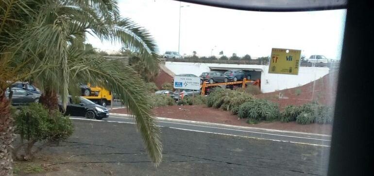 El conductor del camión de remolque niega que topara con el puente y que produjera retenciones