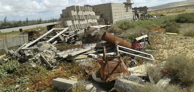 Un vecino de Soo denuncia los "escombros, basura y animales muertos" que acumula su vecina en su parcela