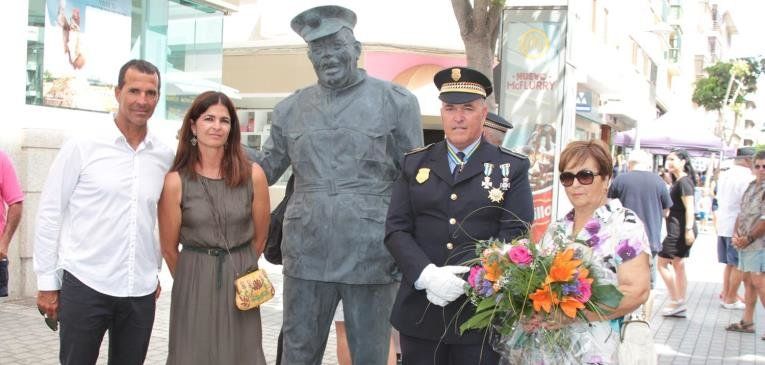 Una escultura instalada en la Calle Real homenajea a Heraclio Niz, "Pollo de Arrecife"