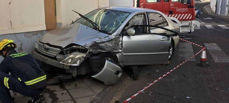 Un vehículo choca contra un semáforo en una calle de Arrecife