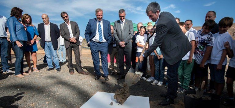 Fernando Clavijo coloca la primera piedra del futuro IES de Haría