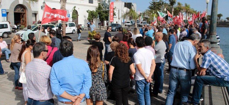 Los trabajadores protestan frente al Ayuntamiento de Arrecife y amenazan con nuevas medidas