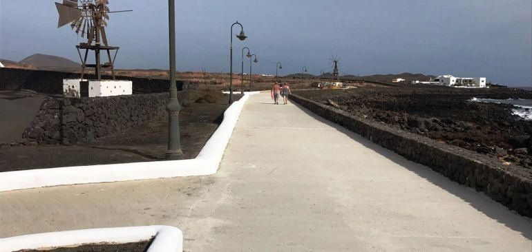 Costa Teguise estrena "nueva" avenida en Los Charcos y rampas de acceso en Las Cucharas y Playa Bastián