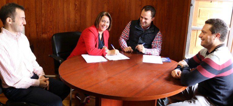 Acuña firma el contrato para elaborar el proyecto del Pabellón Polideportivo de Playa Blanca