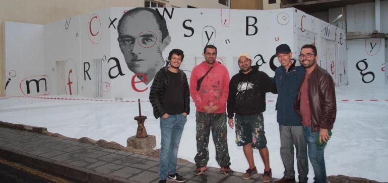 El Cabildo presenta el mural encargado para "embellecer los espacios próximos a El Almacén"