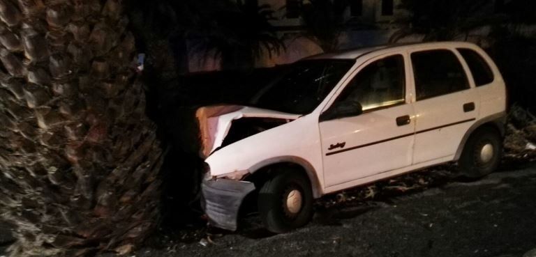 Un coche se sale de la vía y choca contra una palmera en Costa Teguise